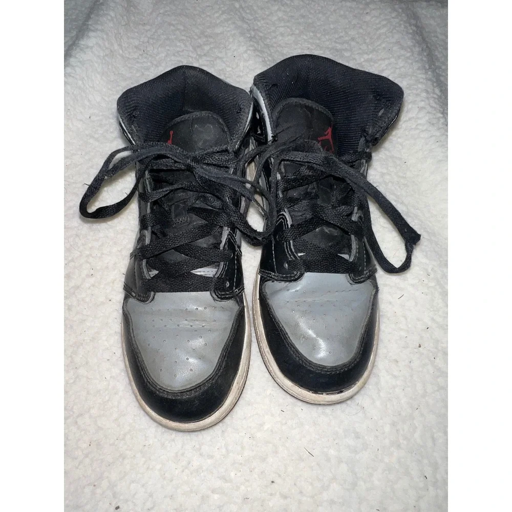 Jordan 1 Mid Shadow Red GS Black Particle Grey Gym Red 554725-096 Kids Size 4Y‎